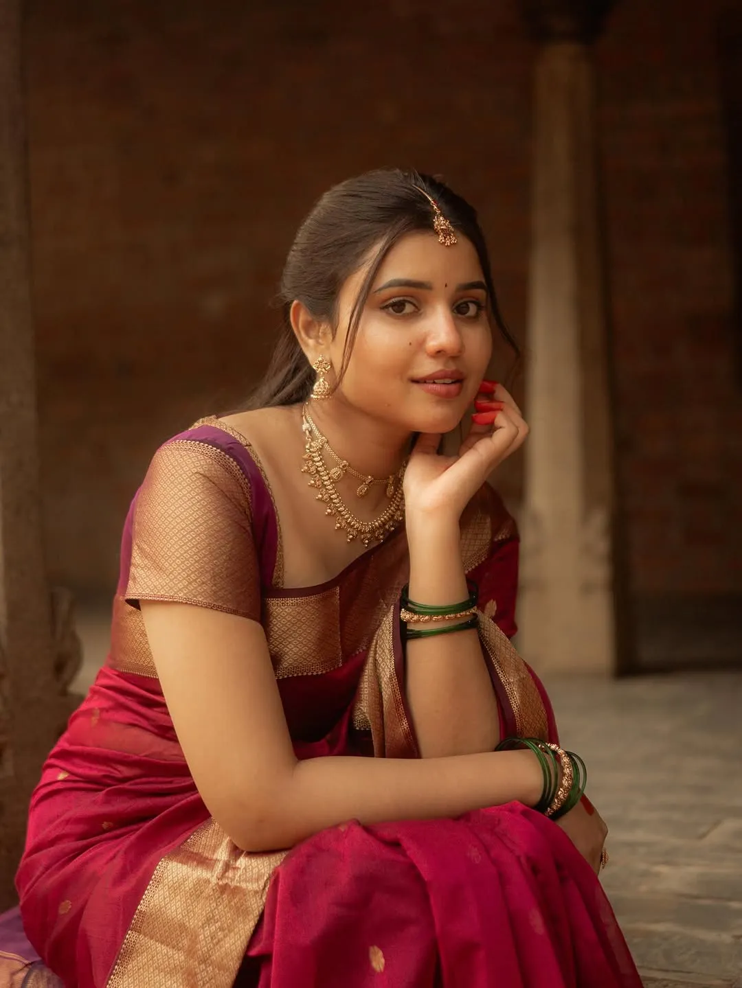 Arul Jyothi Looks Graceful in Traditional Red Silk Saree Photos (7)