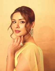 Avneet Kaur Turns Heads in Stunning Yellow Designer Outfit – Latest Photos (10)