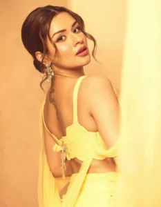 Avneet Kaur Turns Heads in Stunning Yellow Designer Outfit – Latest Photos (12)