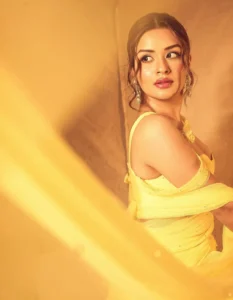 Avneet Kaur Turns Heads in Stunning Yellow Designer Outfit – Latest Photos (13)