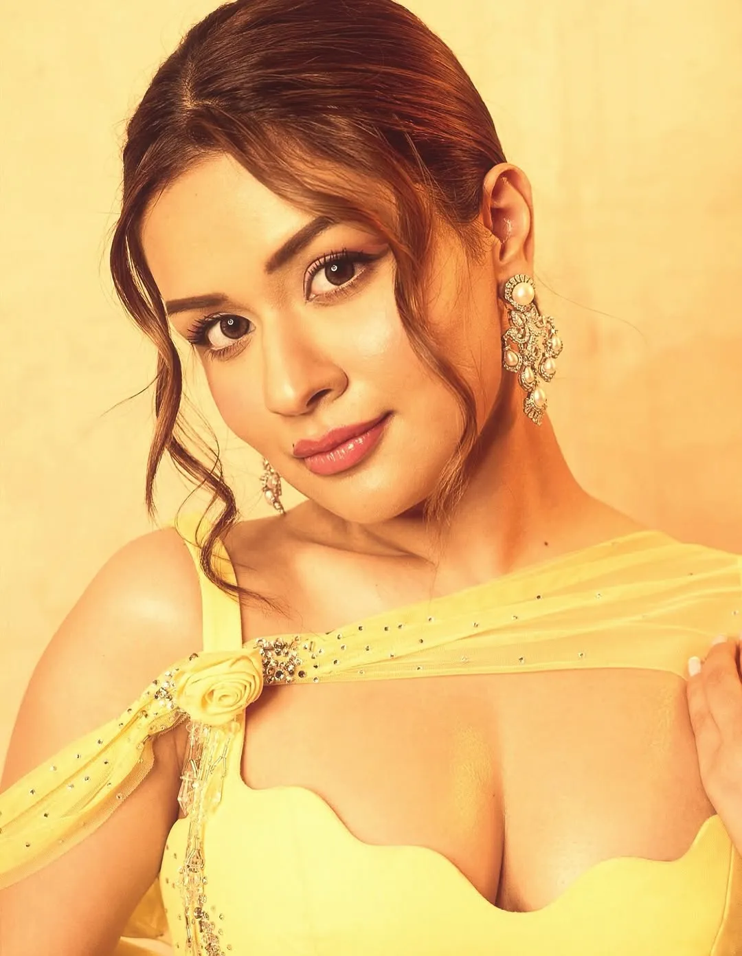 Avneet Kaur Turns Heads in Stunning Yellow Designer Outfit – Latest Photos (17)