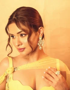Avneet Kaur Turns Heads in Stunning Yellow Designer Outfit – Latest Photos (3)