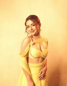 Avneet Kaur Turns Heads in Stunning Yellow Designer Outfit – Latest Photos (5)