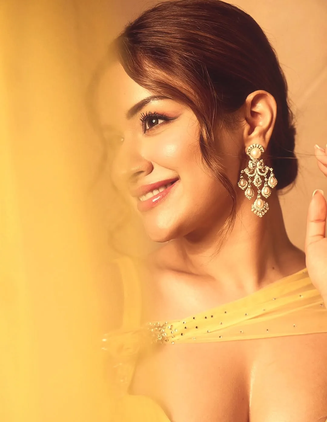 Avneet Kaur Turns Heads in Stunning Yellow Designer Outfit – Latest Photos (7)