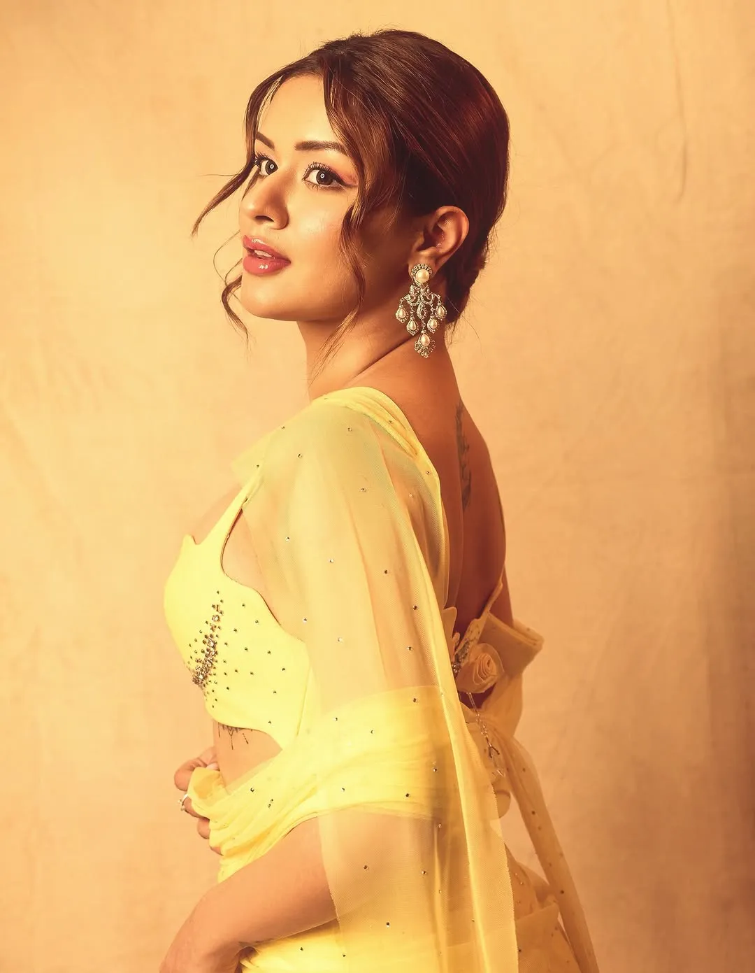 Avneet Kaur Turns Heads in Stunning Yellow Designer Outfit – Latest Photos (9)