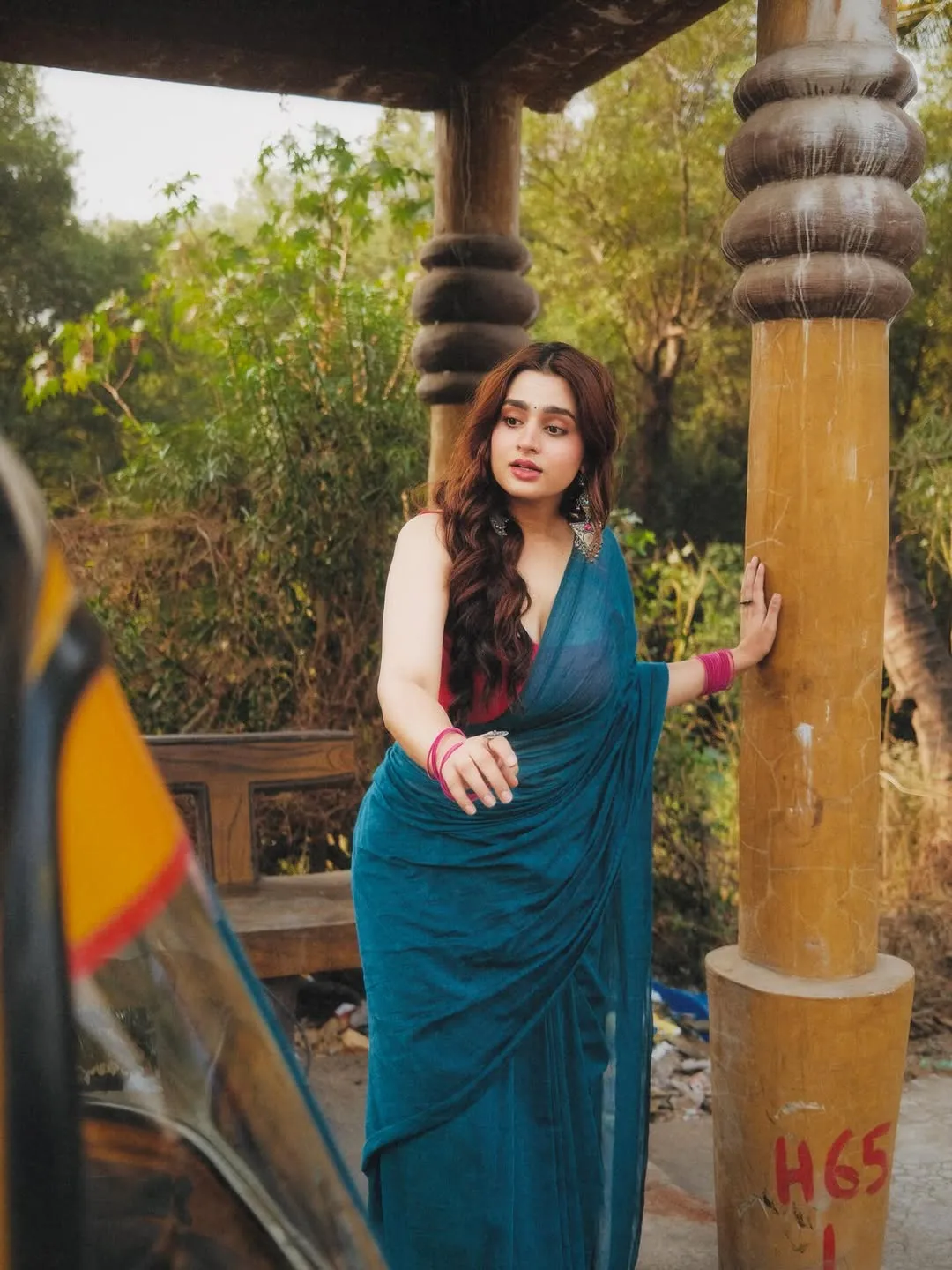 Ayesha Khan Looks Graceful in Elegant Blue Saree – Latest HD Photos (8)