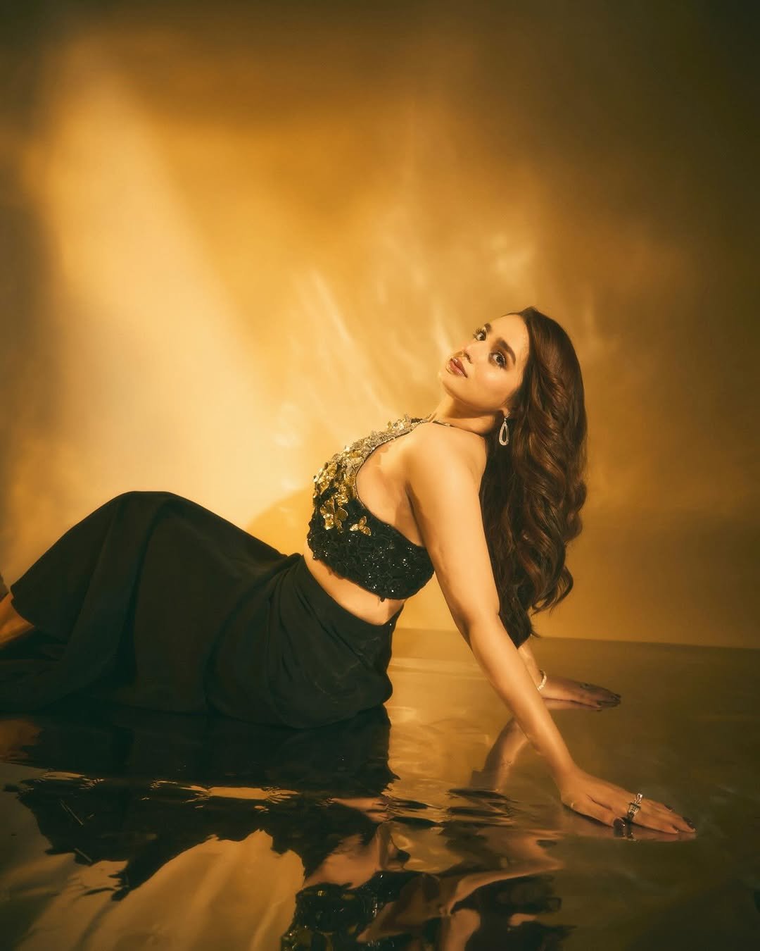 Ayesha Khan Turns Heads in Black and Gold Designer Gown Photos (3)