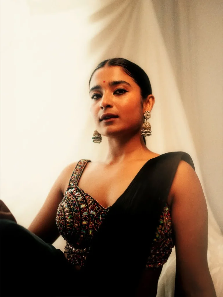 Chaithra J Achar Stuns in Elegant Black Saree – Latest Photos (1)