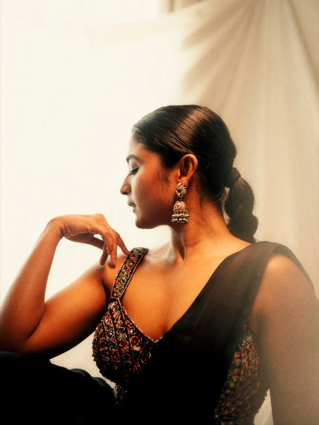 Chaithra J Achar Stuns in Elegant Black Saree – Latest Photos (15)