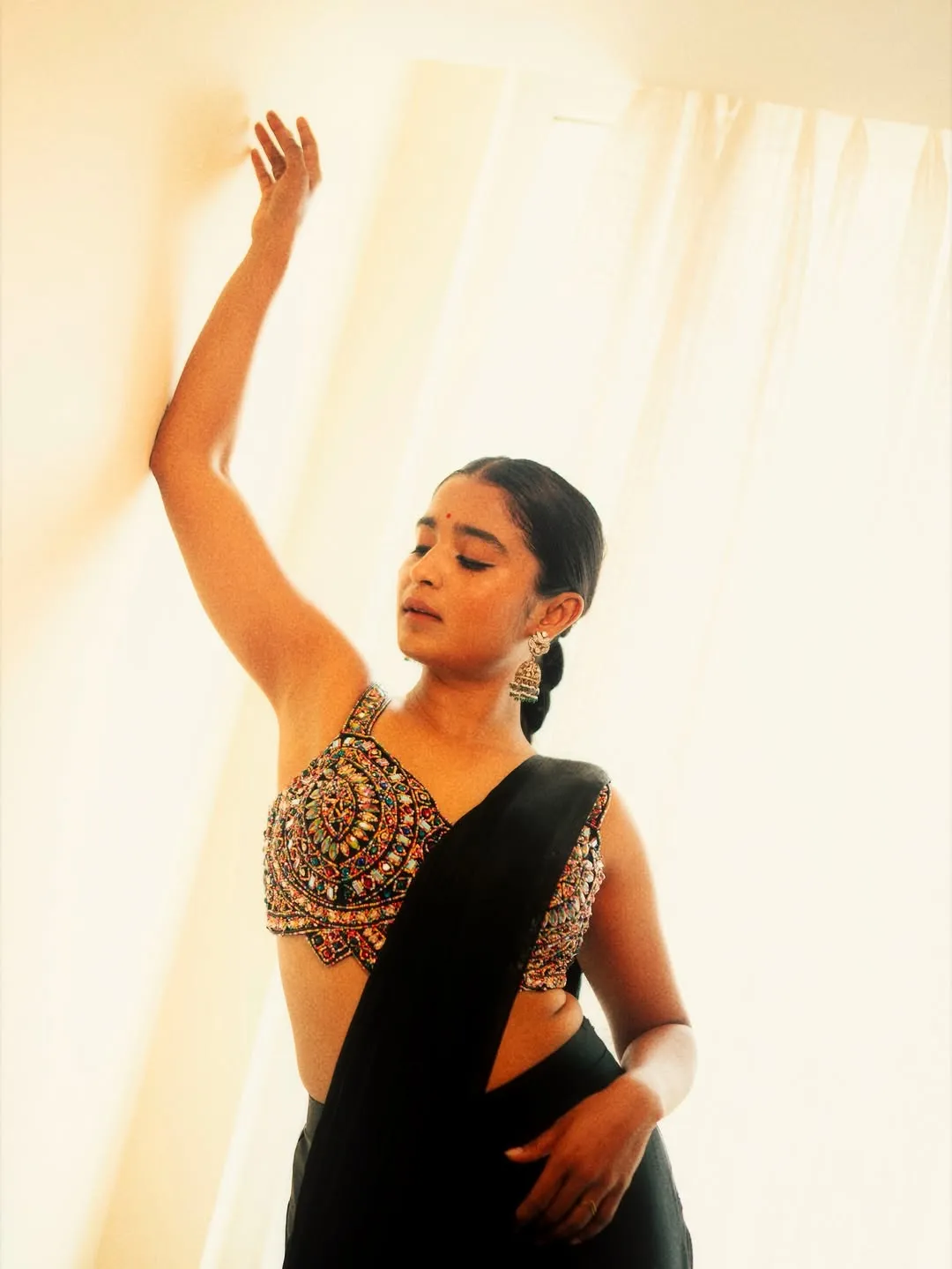 Chaithra J Achar Stuns in Elegant Black Saree – Latest Photos (16)