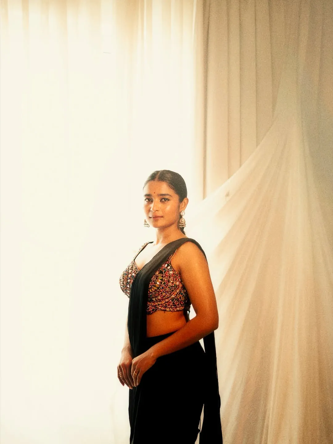 Chaithra J Achar Stuns in Elegant Black Saree – Latest Photos (4)