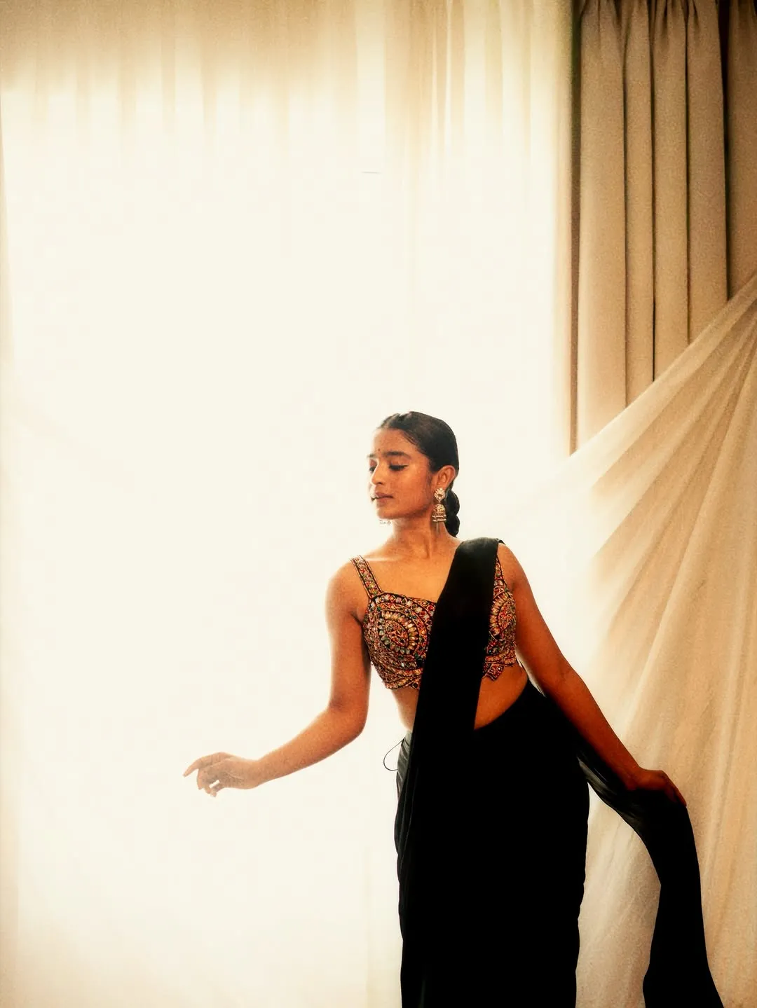 Chaithra J Achar Stuns in Elegant Black Saree – Latest Photos (6)