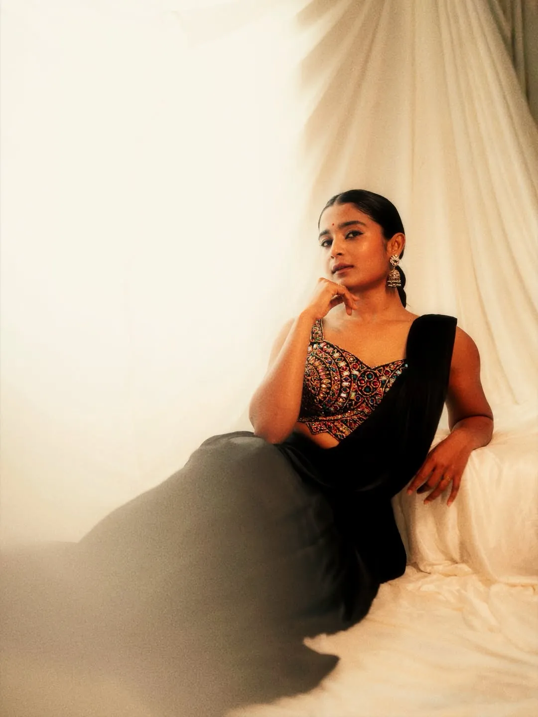 Chaithra J Achar Stuns in Elegant Black Saree – Latest Photos (7)