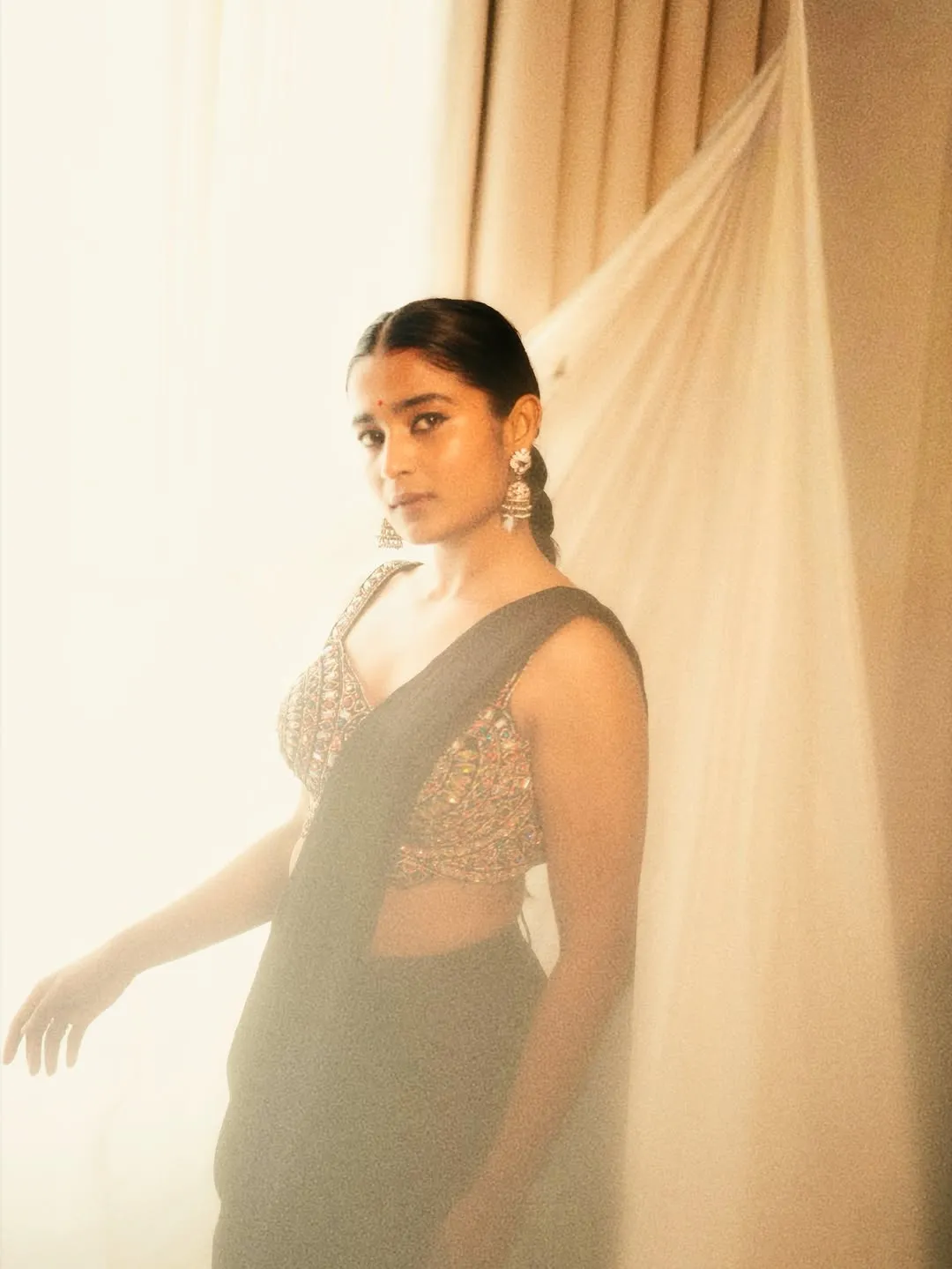 Chaithra J Achar Stuns in Elegant Black Saree – Latest Photos (9)