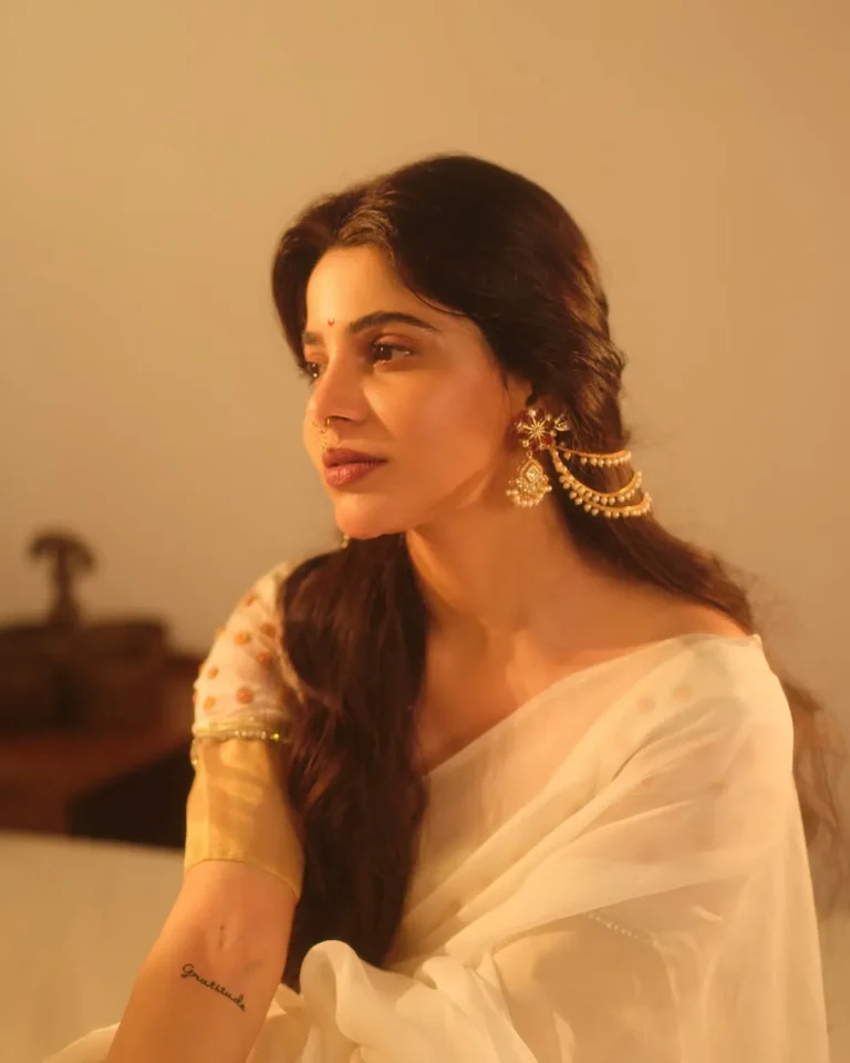 Divya Bharathi Looks Graceful in White Saree – Latest Photos (8)