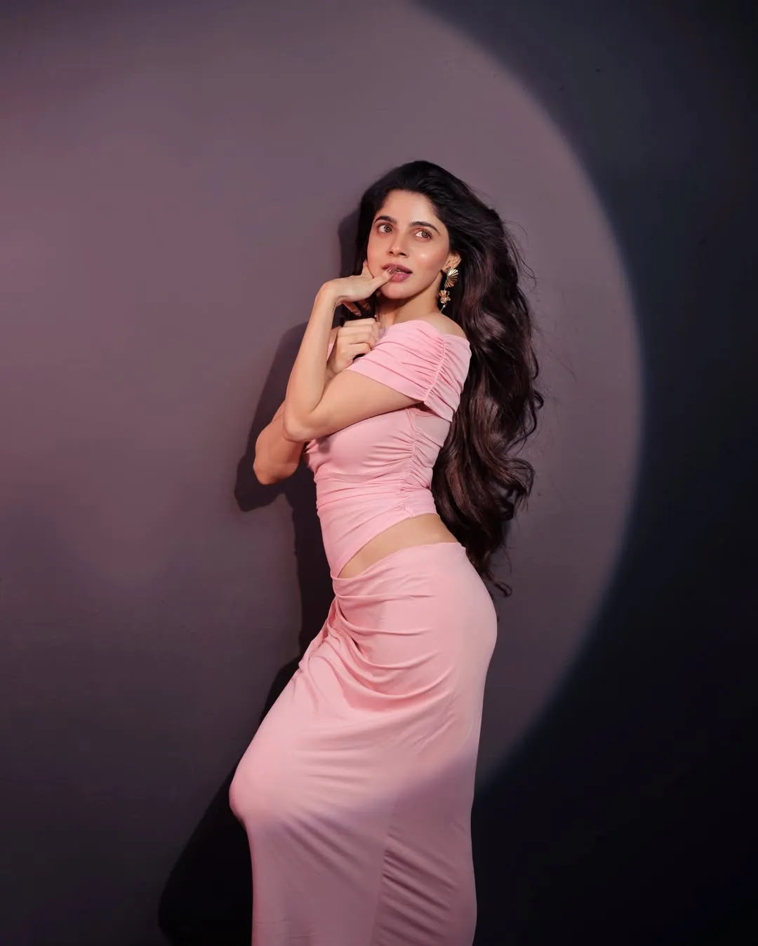Divya Bharathi Stuns in Elegant Pink Dress – Latest Glamorous Photos (2)