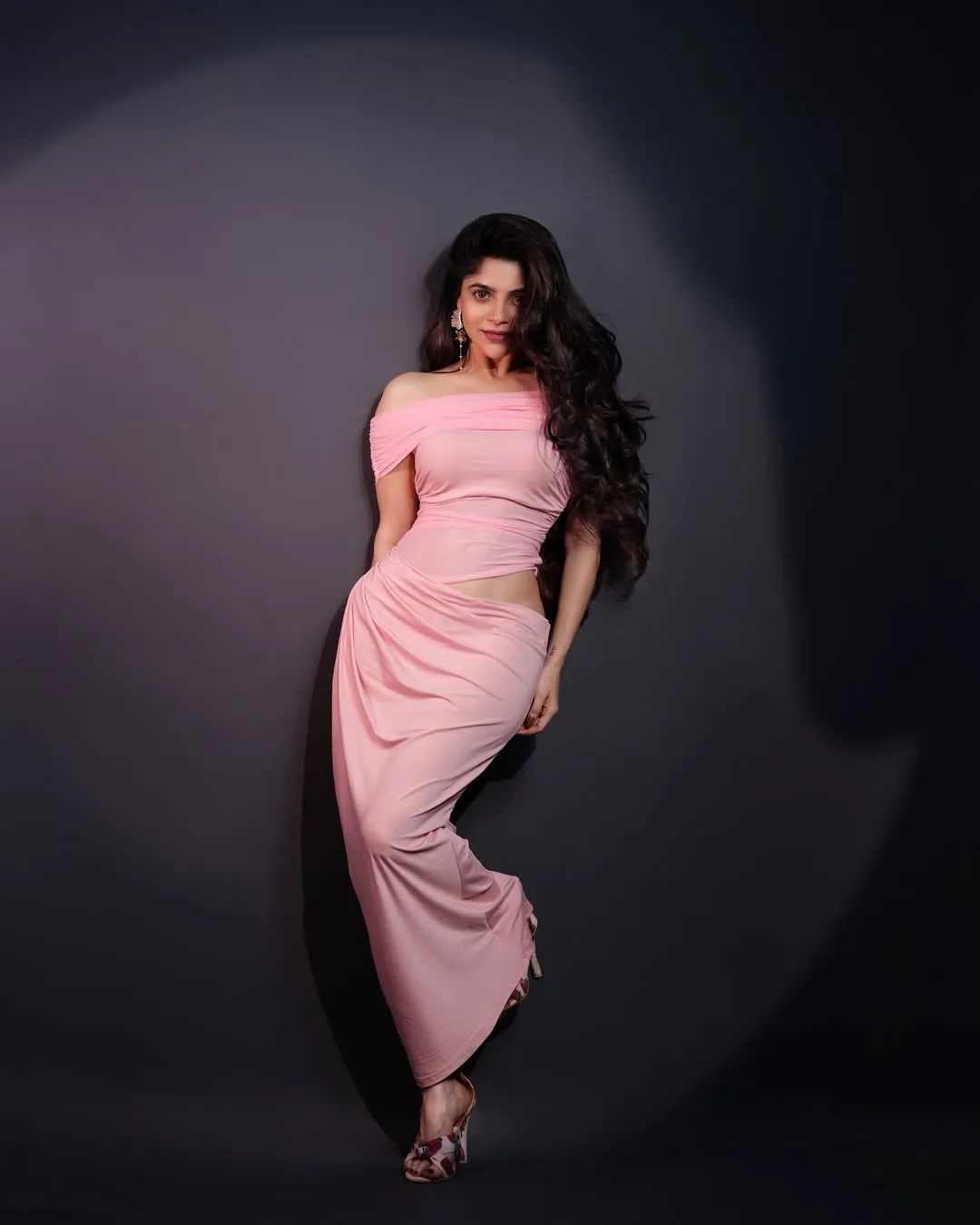 Divya Bharathi Stuns in Elegant Pink Dress – Latest Glamorous Photos (3)