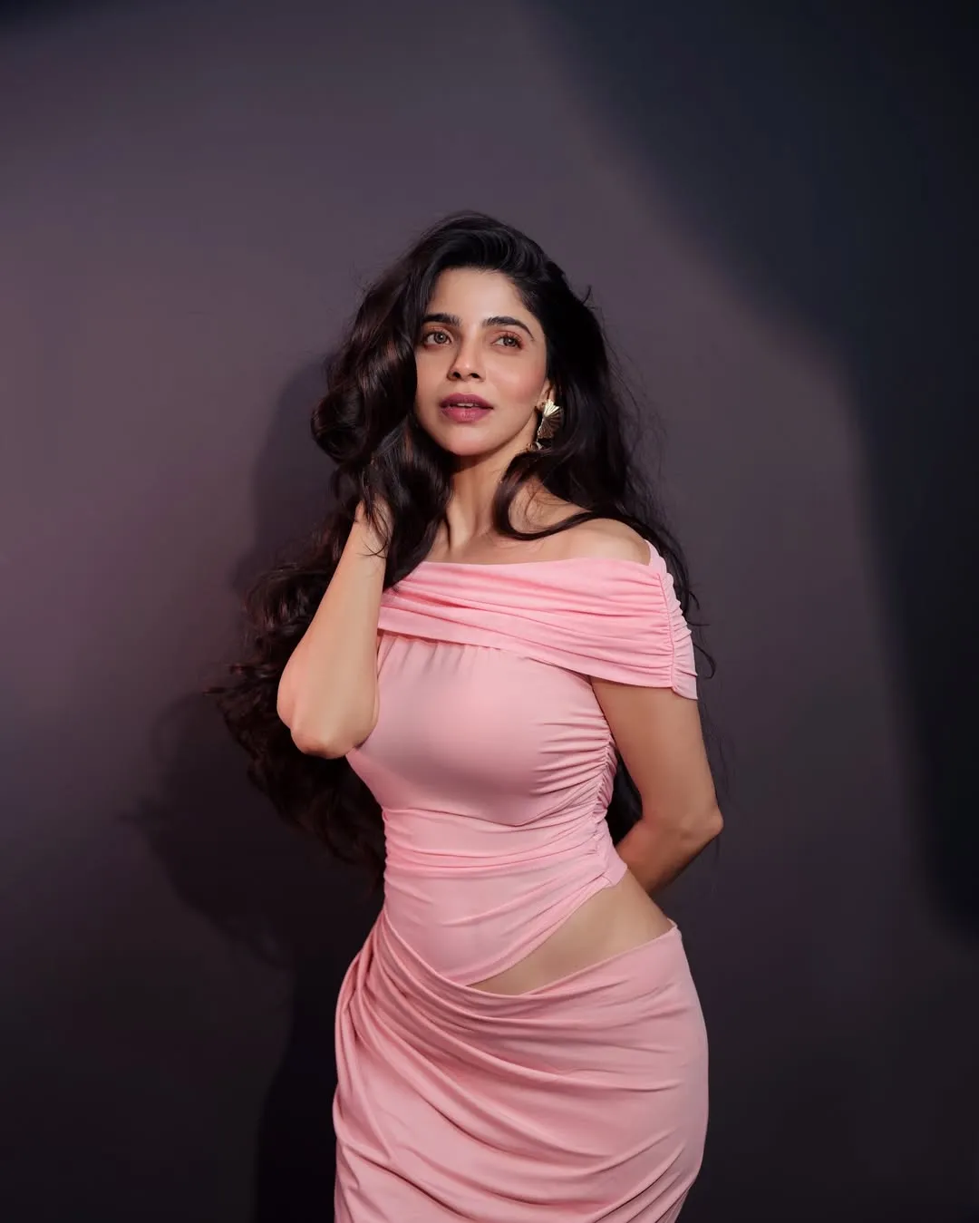 Divya Bharathi Stuns in Elegant Pink Dress – Latest Glamorous Photos (7)