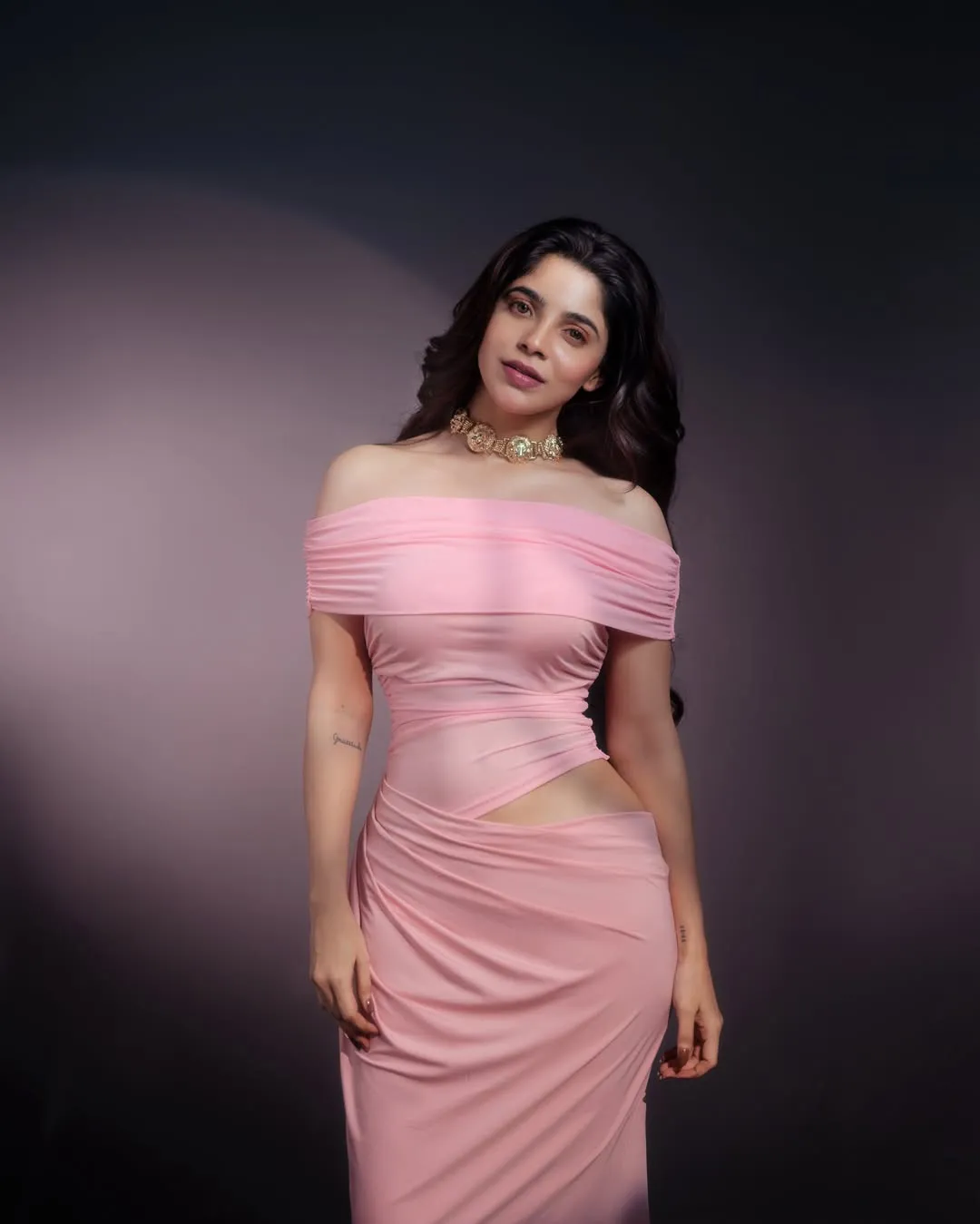 Divya Bharathi Stuns in Elegant Pink Dress – Latest Glamorous Photos (9)