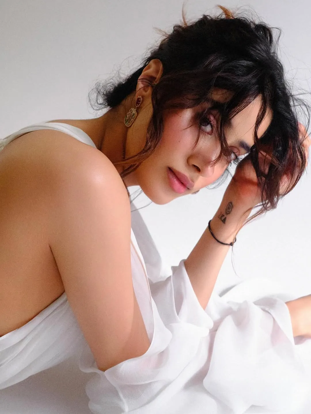 Janhvi Kapoor Stuns in Elegant White Designer Outfit – Latest Photos (3)