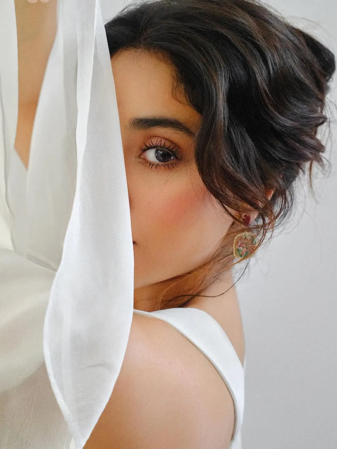 Janhvi Kapoor Stuns in Elegant White Designer Outfit – Latest Photos (7)