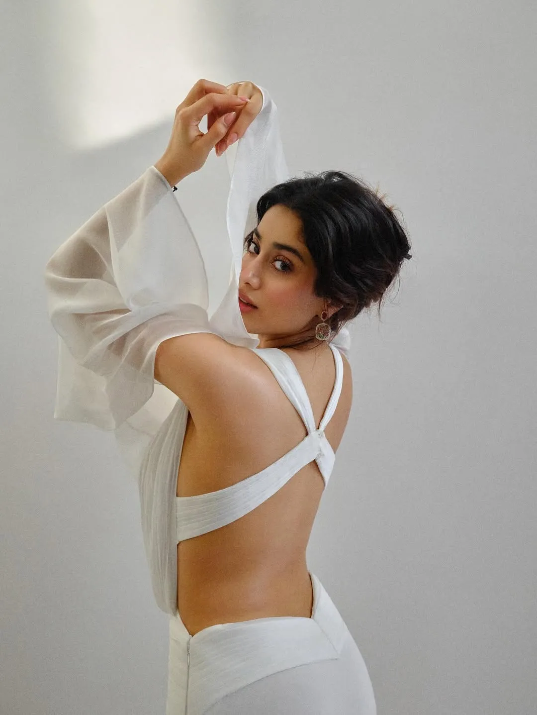 Janhvi Kapoor Stuns in Elegant White Designer Outfit – Latest Photos (8)
