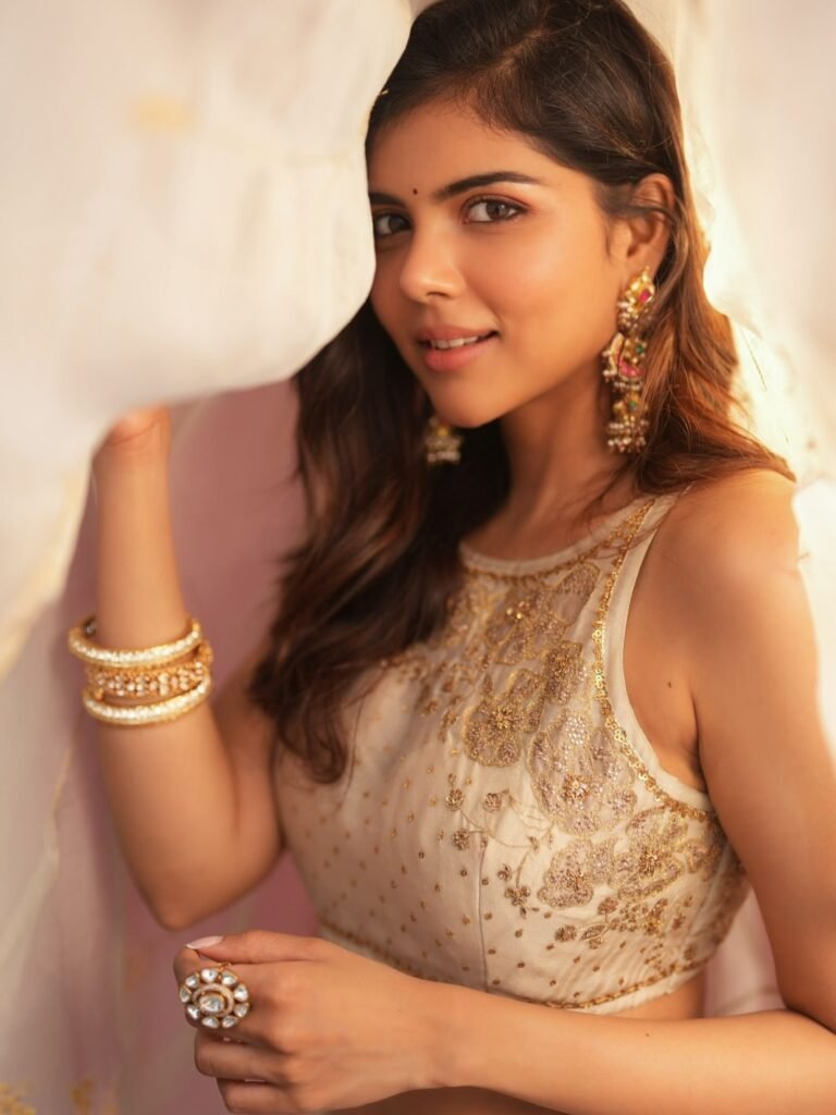Kalyani Priyadarshan Looks Dreamy in Elegant White Ethnic Outfit Photos (10)