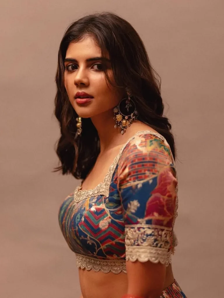 Kalyani Priyadarshan Stuns in Elegant Ethnic Outfit – Latest Photos (6)