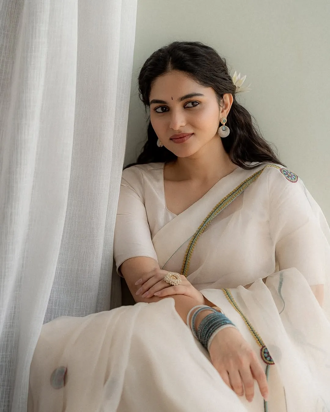 Kayadu Lohar Radiates Elegance in White Saree – Latest Photos (1)
