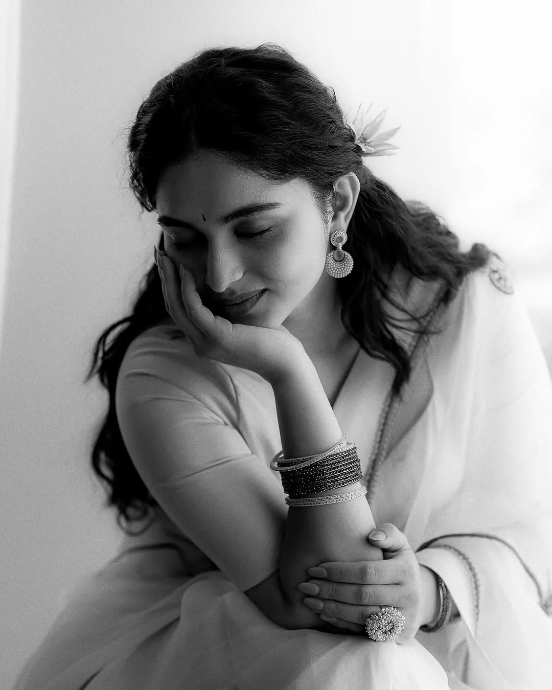 Kayadu Lohar Radiates Elegance in White Saree – Latest Photos (10)