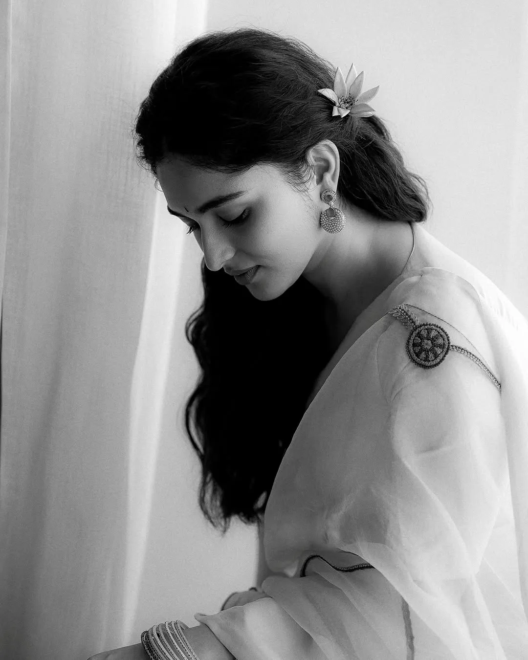 Kayadu Lohar Radiates Elegance in White Saree – Latest Photos (2)