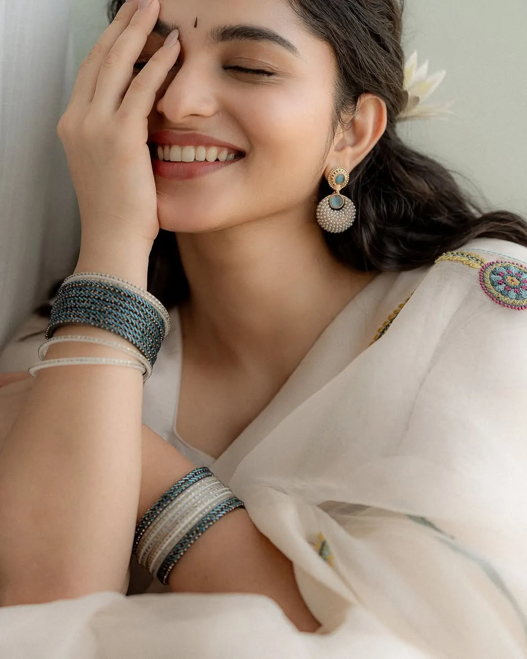 Kayadu Lohar Radiates Elegance in White Saree – Latest Photos (3)