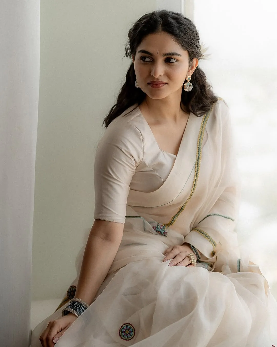 Kayadu Lohar Radiates Elegance in White Saree – Latest Photos (8)