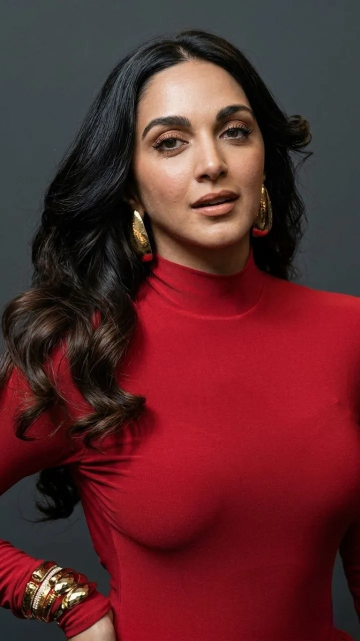 Kiara Advani Stuns in Bold Red Outfit at Special Photoshoot (14)