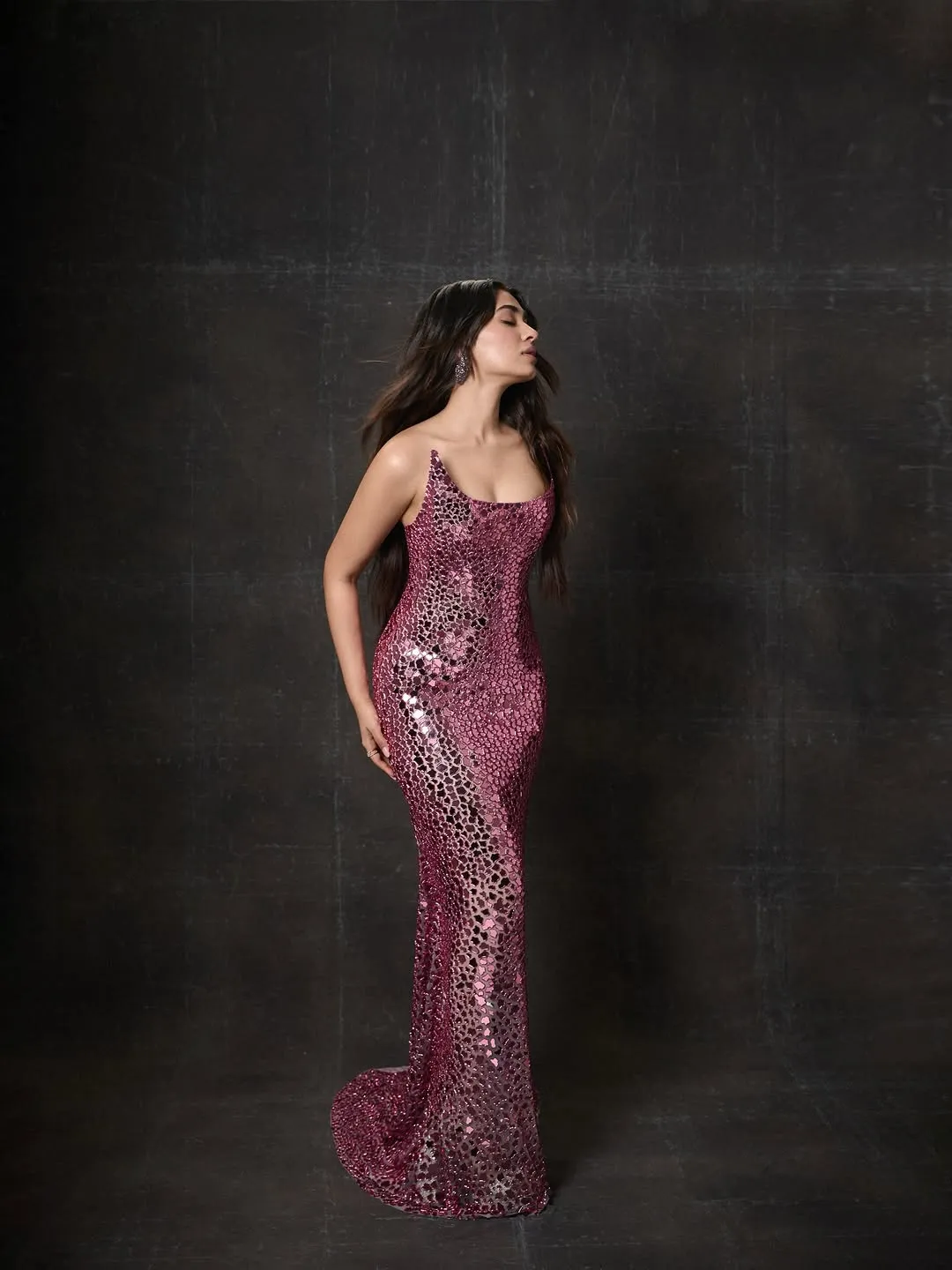 Krithi Shetty Dazzles in Glamorous Pink Sequin Dress – Latest Photos (3)