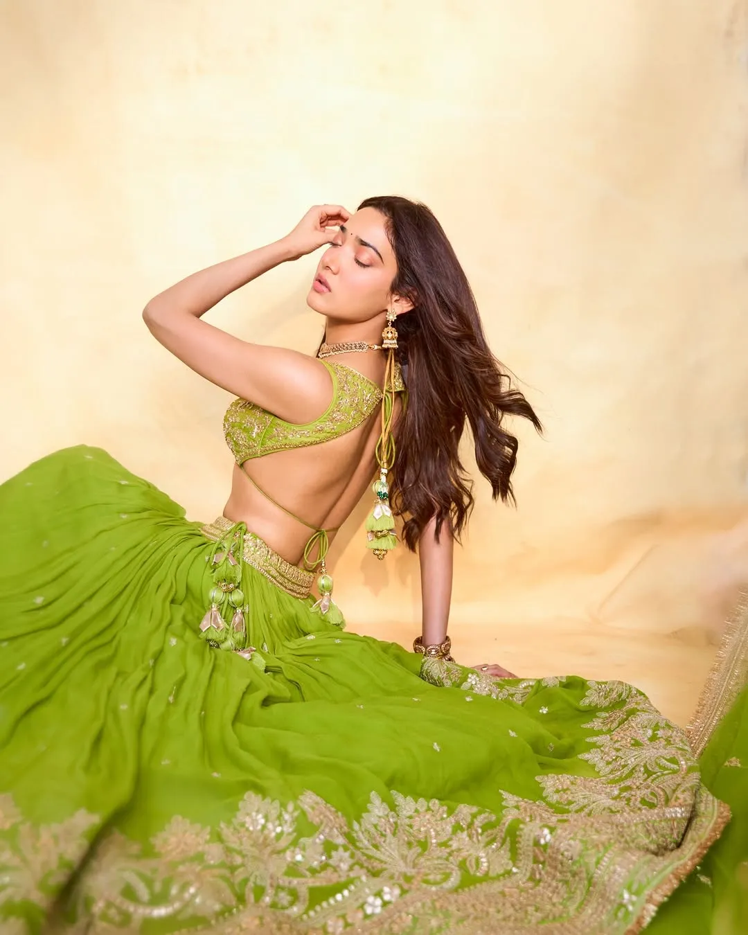 Medha Shankr Looks Gorgeous in Lime Green Lehenga Photos (10)