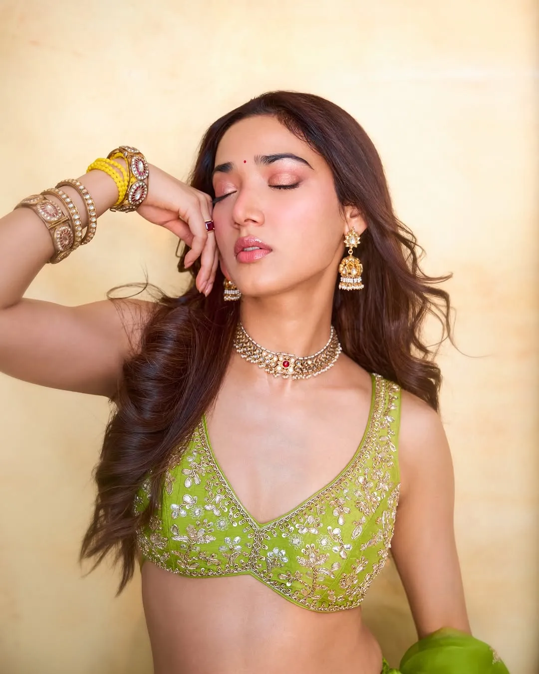 Medha Shankr Looks Gorgeous in Lime Green Lehenga Photos (13)