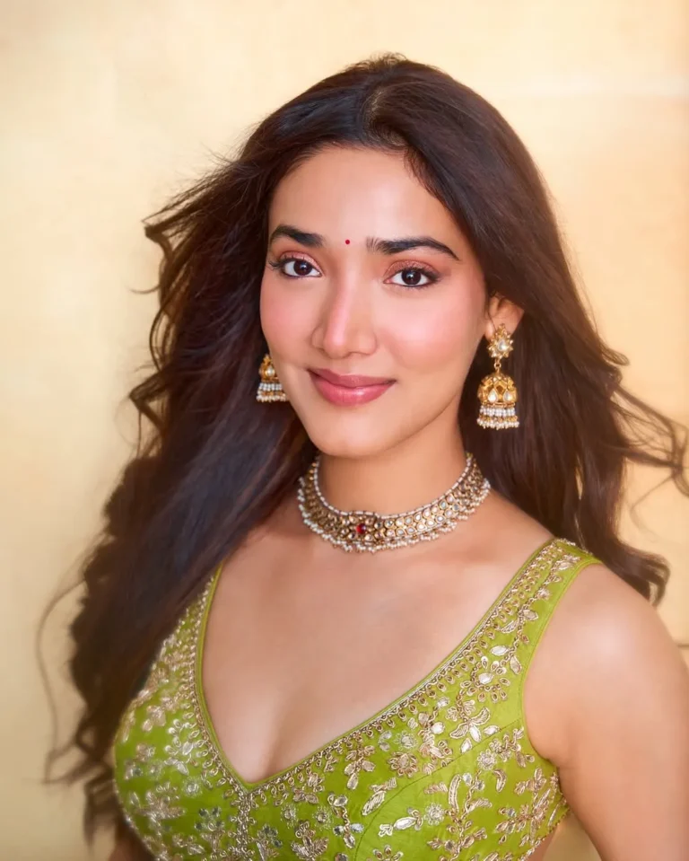 Medha Shankr Looks Gorgeous in Lime Green Lehenga Photos (8)