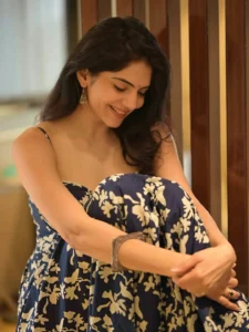 Misha Narang Looks Adorable in Blue Floral Dress Latest Photos (4)