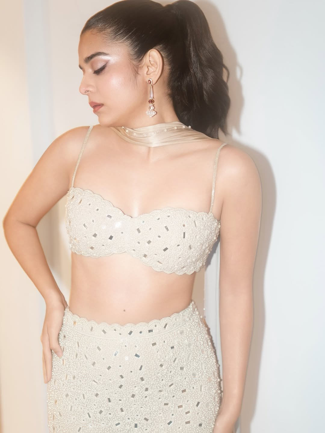 Mithila Palkar Stuns in Glamorous Champagne Ethnic Outfit Photos (1)