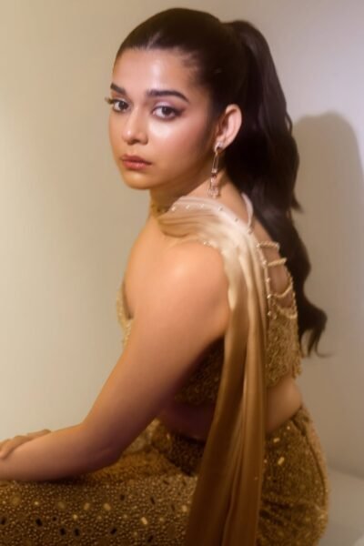 Mithila Palkar Stuns in Glamorous Champagne Ethnic Outfit Photos (10)