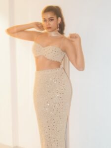 Mithila Palkar Stuns in Glamorous Champagne Ethnic Outfit Photos (22)