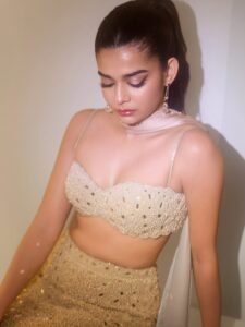 Mithila Palkar Stuns in Glamorous Champagne Ethnic Outfit Photos (4)
