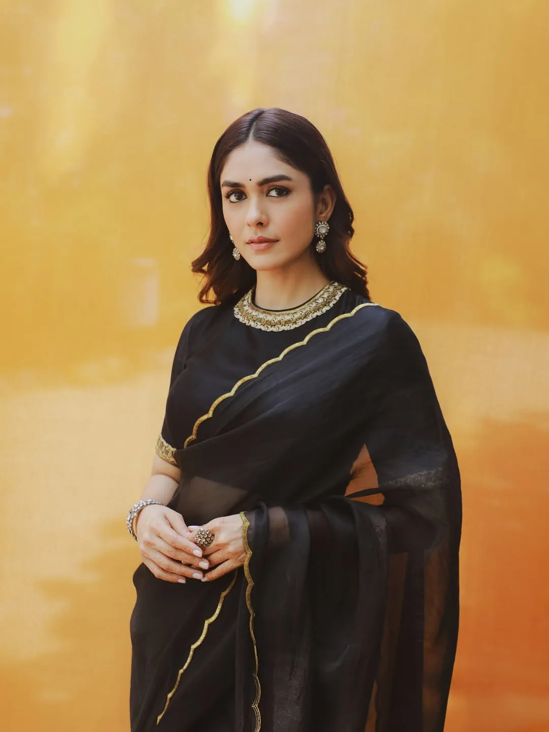 Mrunal Thakur Exudes Elegance in Stunning Black Saree Photos (1)
