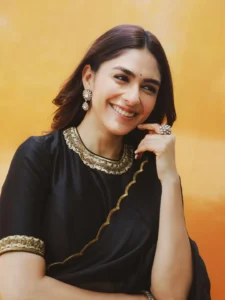 Mrunal Thakur Exudes Elegance in Stunning Black Saree Photos (10)
