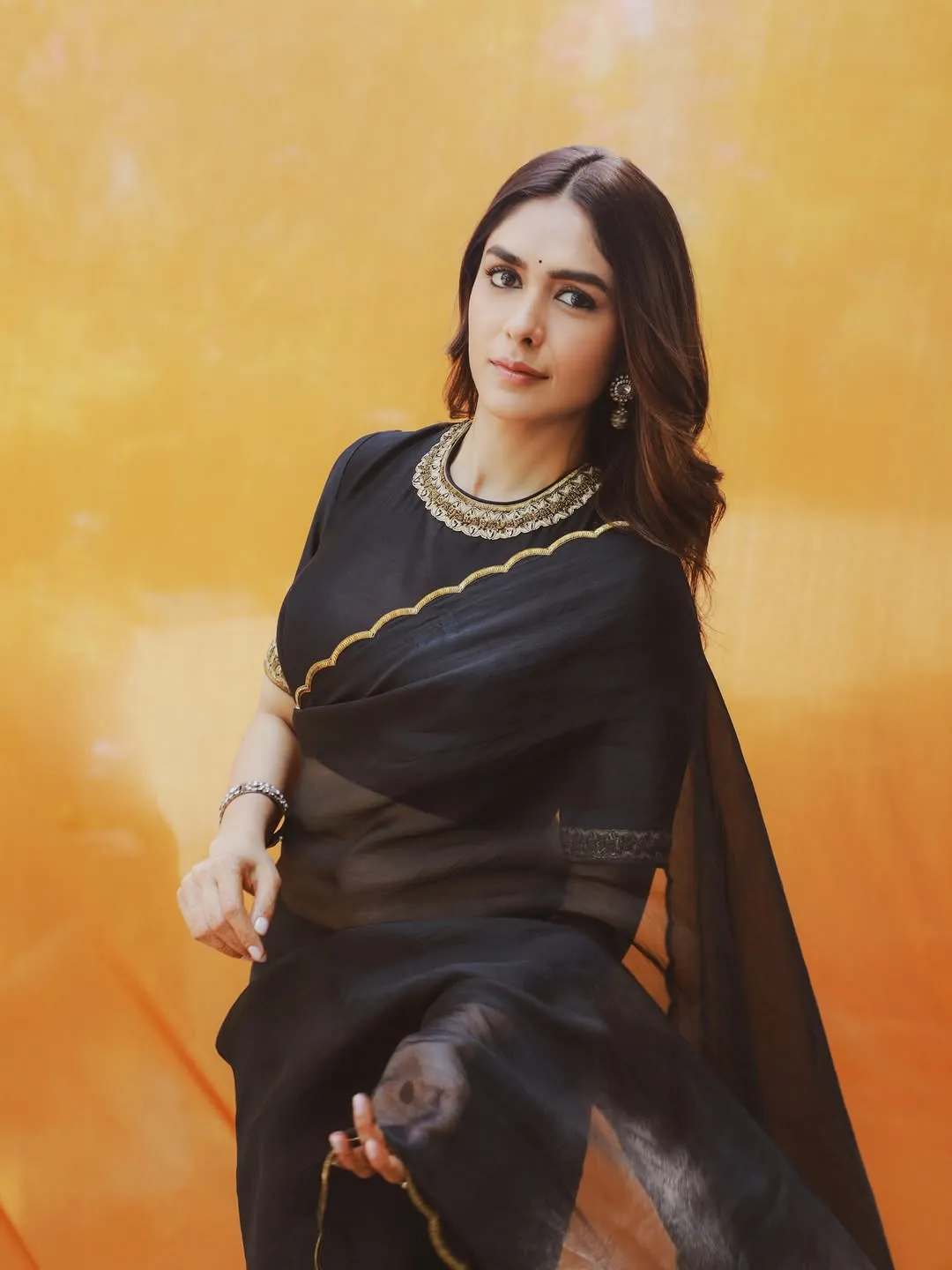 Mrunal Thakur Exudes Elegance in Stunning Black Saree Photos (11)