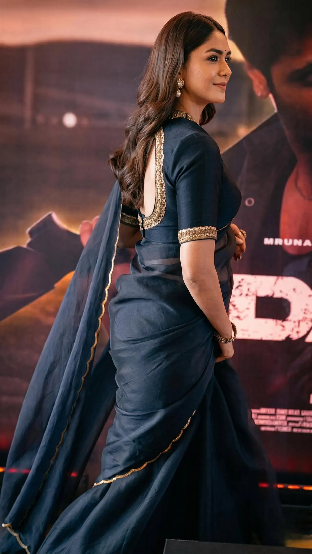 Mrunal Thakur Exudes Elegance in Stunning Black Saree Photos (14)