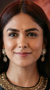 Mrunal Thakur Exudes Elegance in Stunning Black Saree Photos (18)