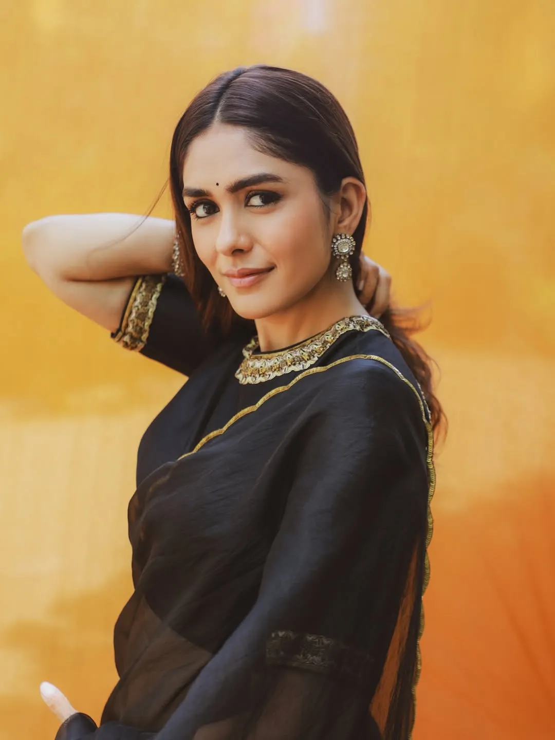 Mrunal Thakur Exudes Elegance in Stunning Black Saree Photos (2)