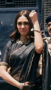 Mrunal Thakur Exudes Elegance in Stunning Black Saree Photos (20)